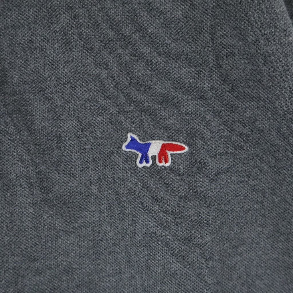 MAISON KITSUNE(メゾンキツネ) トリコロールカラー刺繍 半袖ポロシャツ グレー P010002-TP-MG