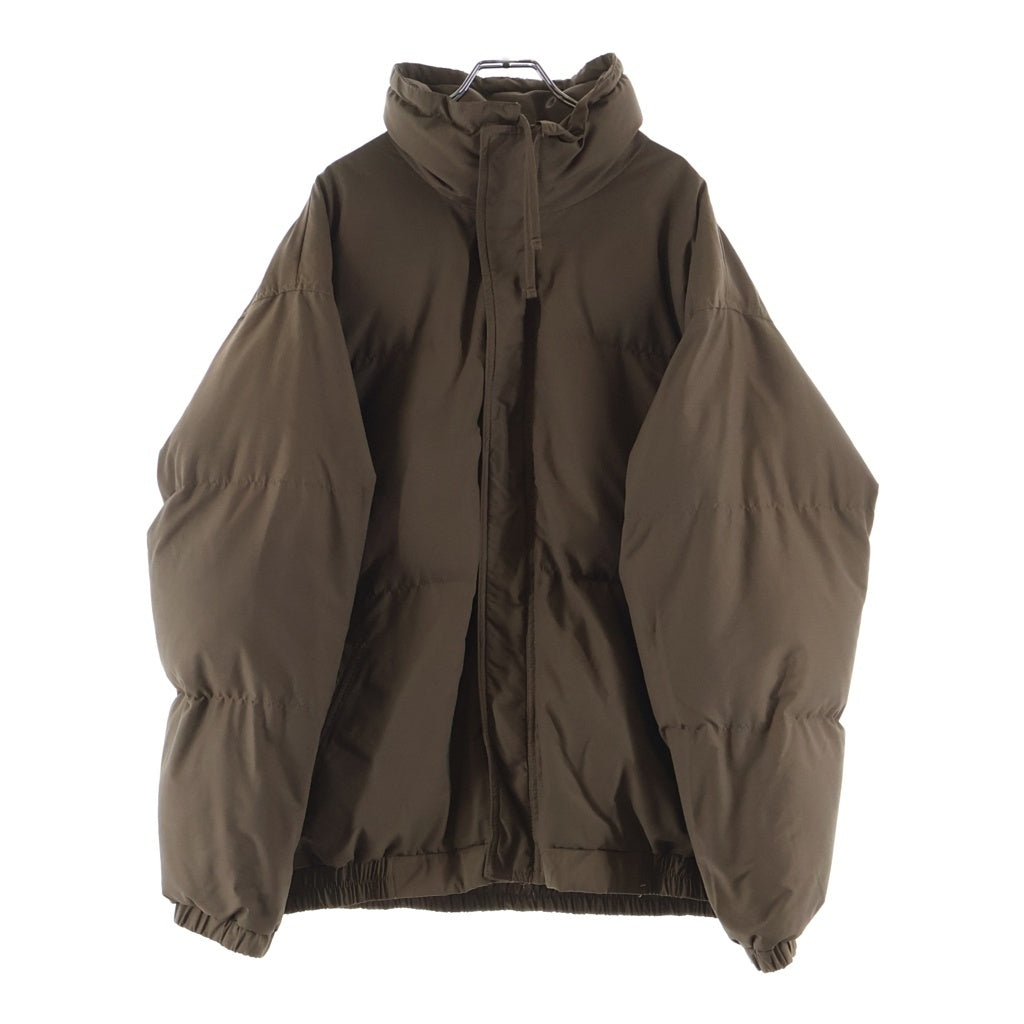 FEAR OF GOD ESSENTIALS(フィアオブゴッド エッセンシャルズ) PUFFER JACKET パファー ジップアップ ダウンジャケット ブラウン