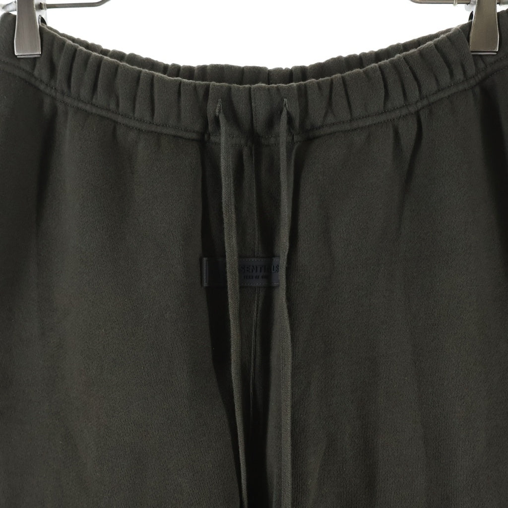 FEAR OF GOD ESSENTIALS(フィアオブゴッド エッセンシャルズ) ラバー ロゴ プリント スウェット パンツ カーキ
