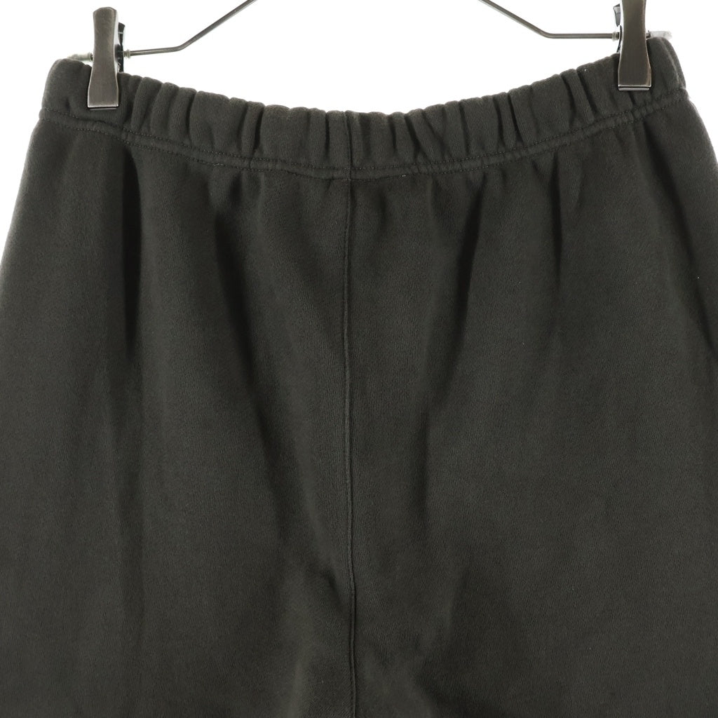 FEAR OF GOD ESSENTIALS(フィアオブゴッド エッセンシャルズ) ラバー ロゴ プリント スウェット パンツ カーキ