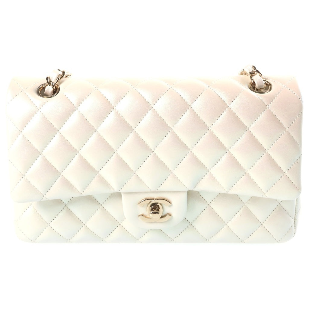 CHANEL(シャネル) マトラッセ25 ダブル フラップ チェーンショルダーバッグ ラムスキン レザー ゴールド金具 メタリックホワイト プレート レディース