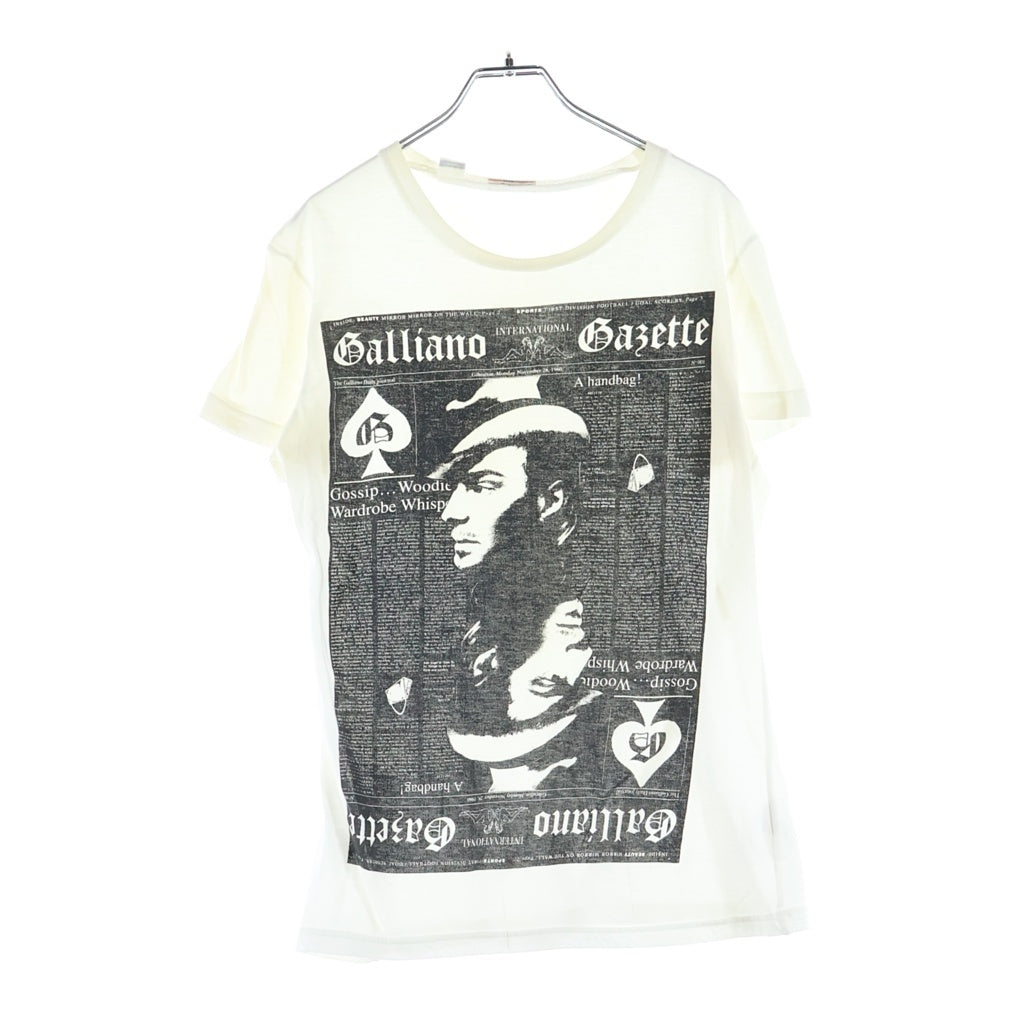 John Galliano(ジョン ガリアーノ) アーカイブ ニュースペーパー 本人ロゴプリント 半袖Tシャツ カットソー ホワイト AUT723S