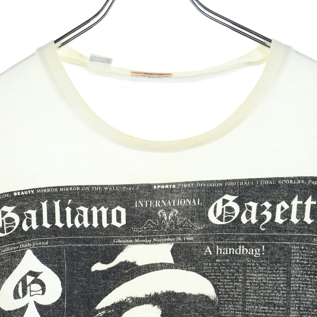 John Galliano(ジョン ガリアーノ) アーカイブ ニュースペーパー 本人ロゴプリント 半袖Tシャツ カットソー ホワイト AUT723S