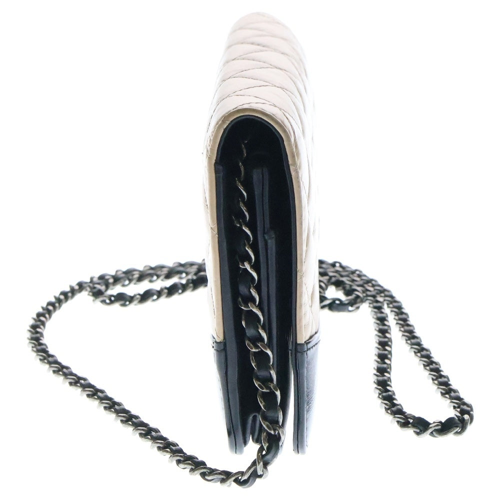 CHANEL(シャネル) ガブリエル ドゥ シャネル チェーンウオレット ショルダーウォレット 長財布 ラムスキン ベージュ×ブラック ゴールド金具 A84839