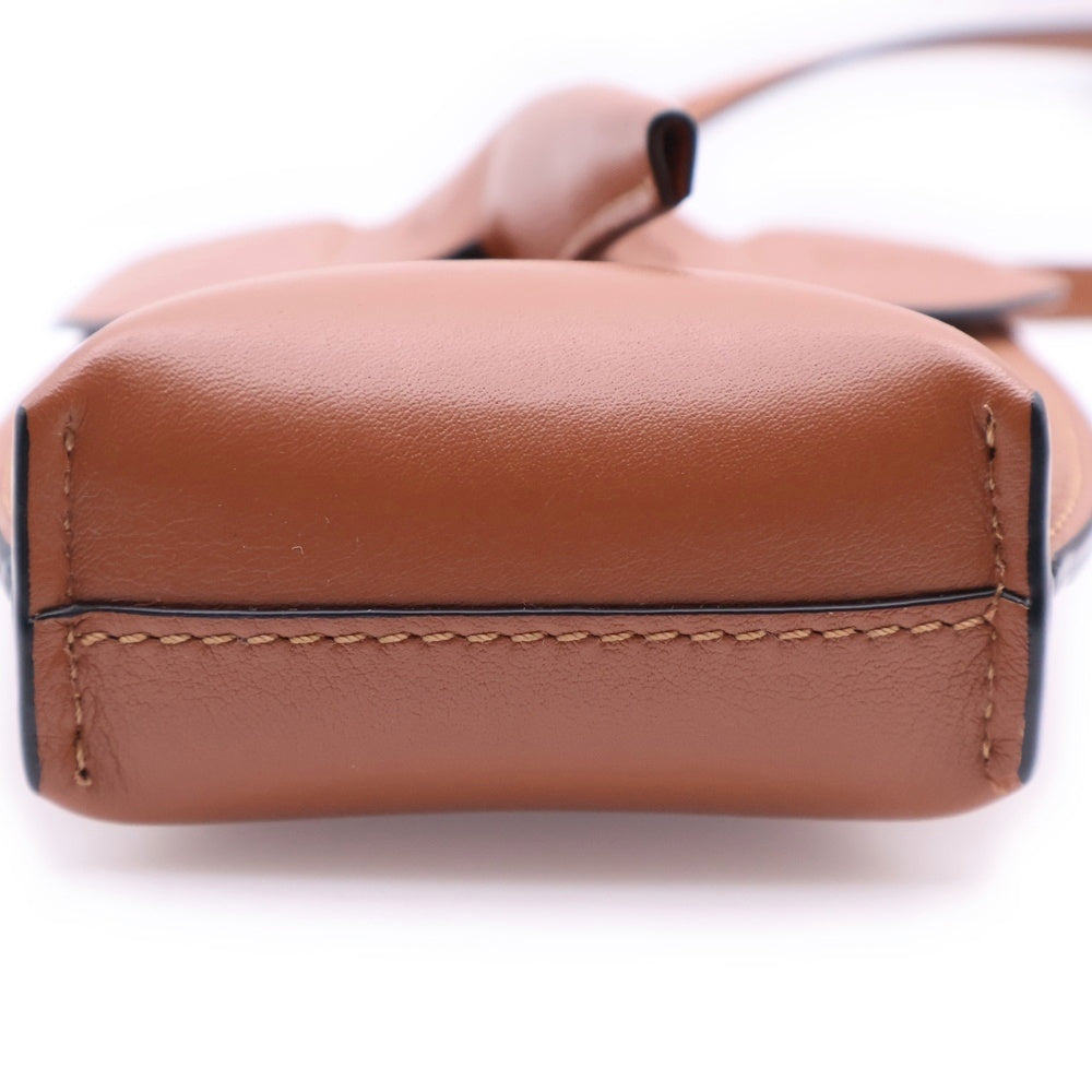 LOEWE(ロエベ) ポケット アナグラムエンボスロゴ クラシックカーフ レザー ショルダーバッグ フォンポーチ タン ブラウン C623B02X04