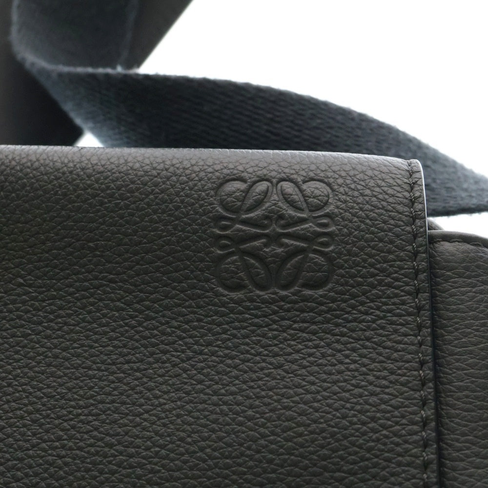 LOEWE(ロエベ) アナグラム グレインカーフ ミリタリーメッセンジャーバッグ レザーショルダーバッグ グレー B553A72X21