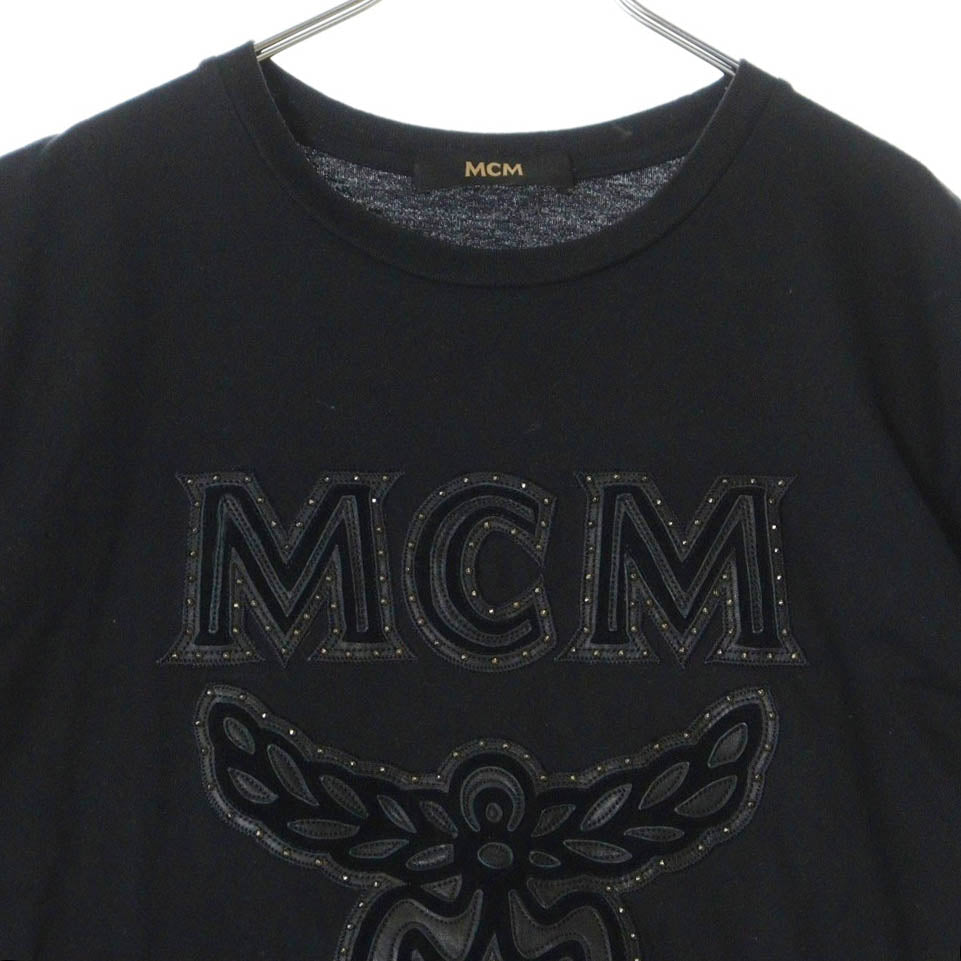 MCM(エム シー エム) スタッズ ラインストーン レザー ロゴ ワッペン クルーネック 半袖Tシャツ カットソー ブラック MHT8AMM03BK0XL