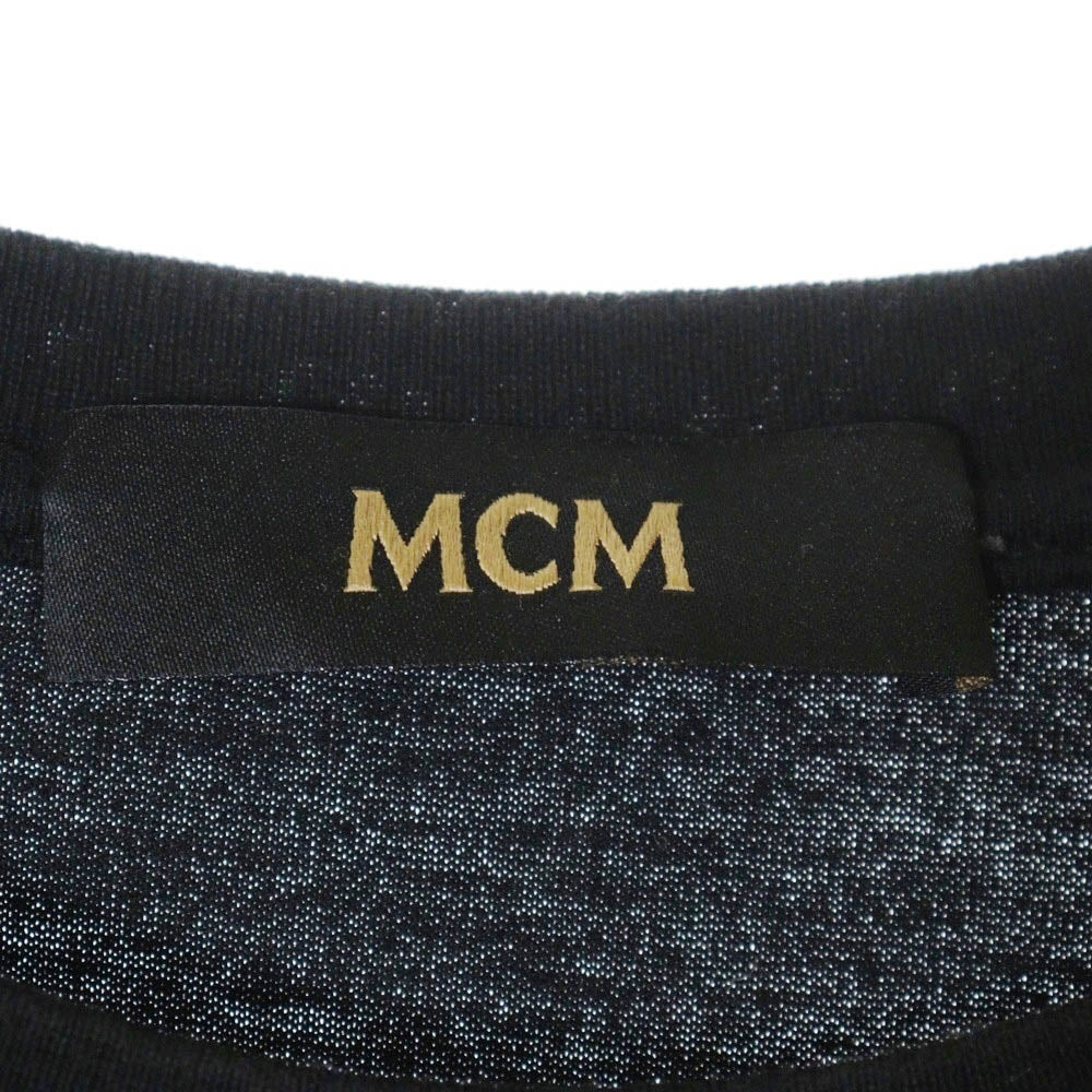 MCM(エム シー エム) スタッズ ラインストーン レザー ロゴ ワッペン クルーネック 半袖Tシャツ カットソー ブラック MHT8AMM03BK0XL