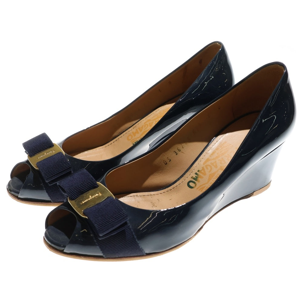 Salvatore Ferragamo(サルヴァトーレ フェラガモ) ヴァラ リボン ロゴプレート パテントレザー ウェッジソール ヒール パンプス シューズ ネイビー レディース