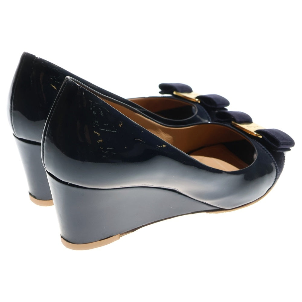 Salvatore Ferragamo(サルヴァトーレ フェラガモ) ヴァラ リボン ロゴプレート パテントレザー ウェッジソール ヒール パンプス シューズ ネイビー レディース