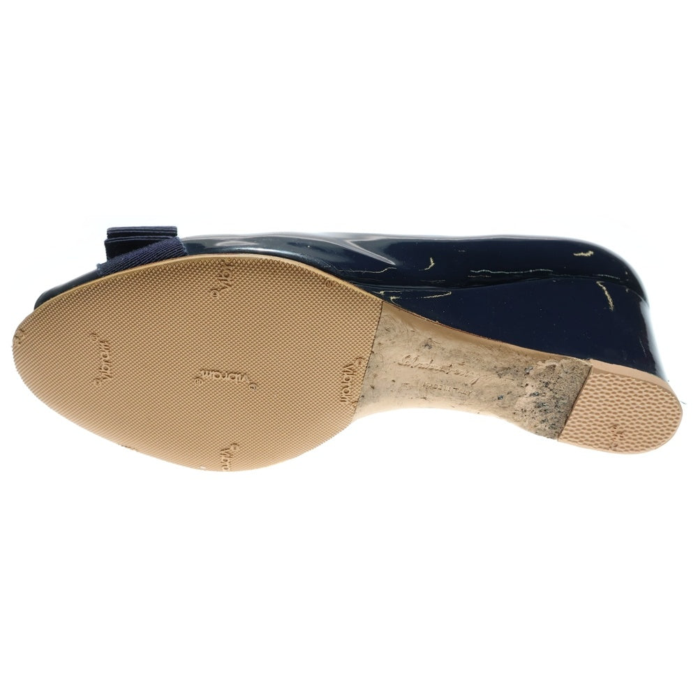 Salvatore Ferragamo(サルヴァトーレ フェラガモ) ヴァラ リボン ロゴプレート パテントレザー ウェッジソール ヒール パンプス シューズ ネイビー レディース