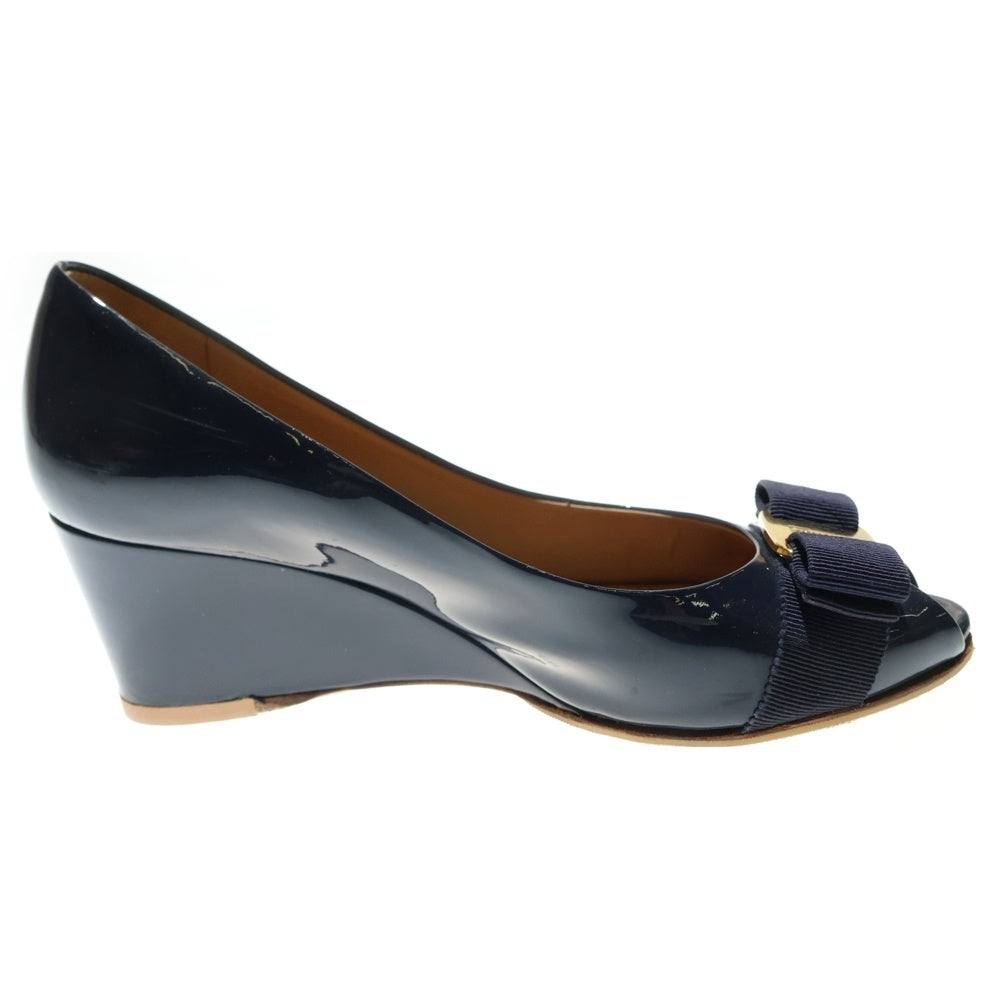 Salvatore Ferragamo(サルヴァトーレ フェラガモ) ヴァラ リボン ロゴプレート パテントレザー ウェッジソール ヒール パンプス シューズ ネイビー レディース
