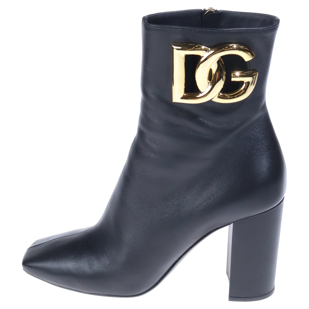 DOLCE & GABBANA(ドルチェアンドガッバーナ) DGロゴ レザー サイドジップ ヒール ショートブーツ ブラック レディース