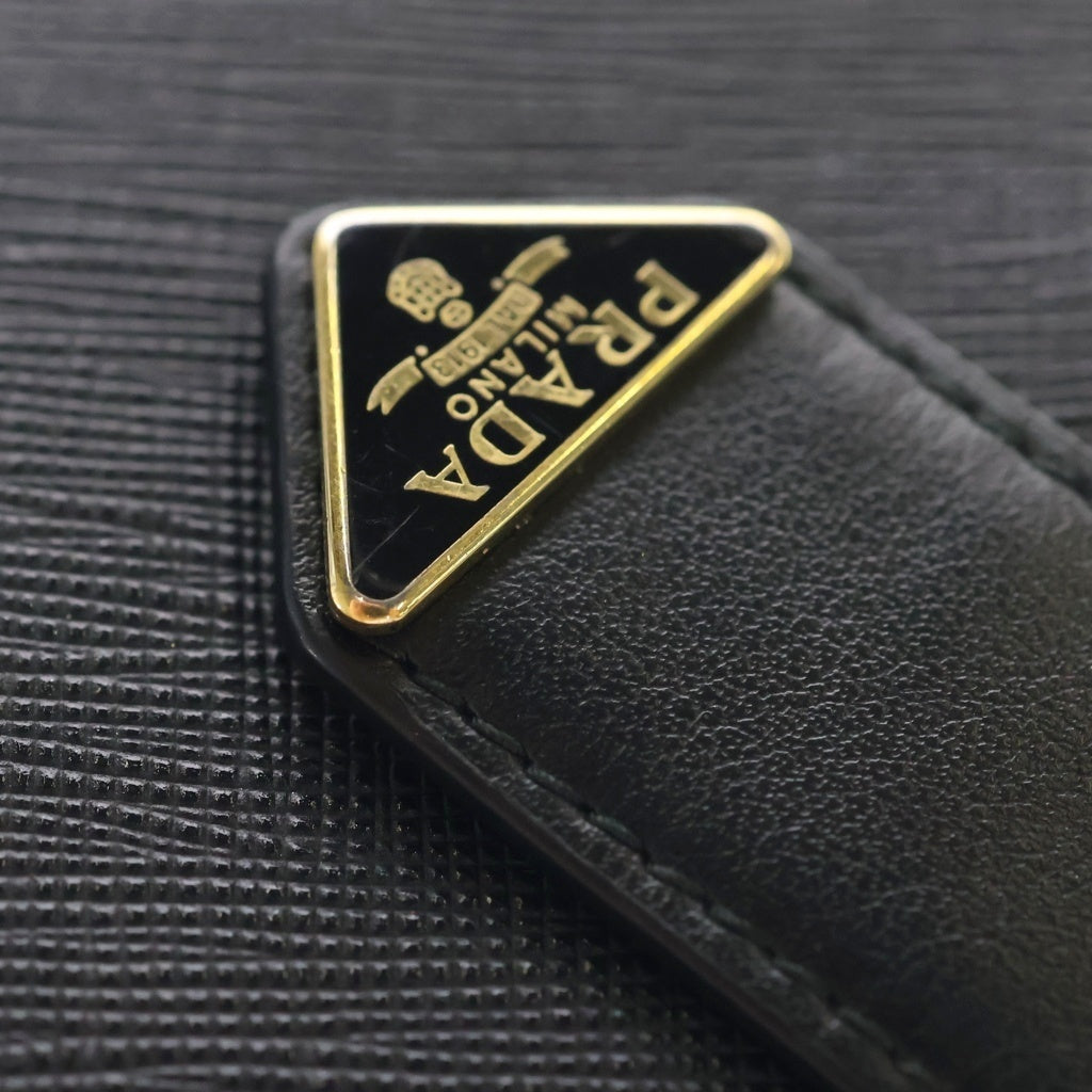 PRADA(プラダ) トライアングルロゴプレート サフィアーノ コンパクトウォレット 二つ折り財布 レザー ブラック レディース
