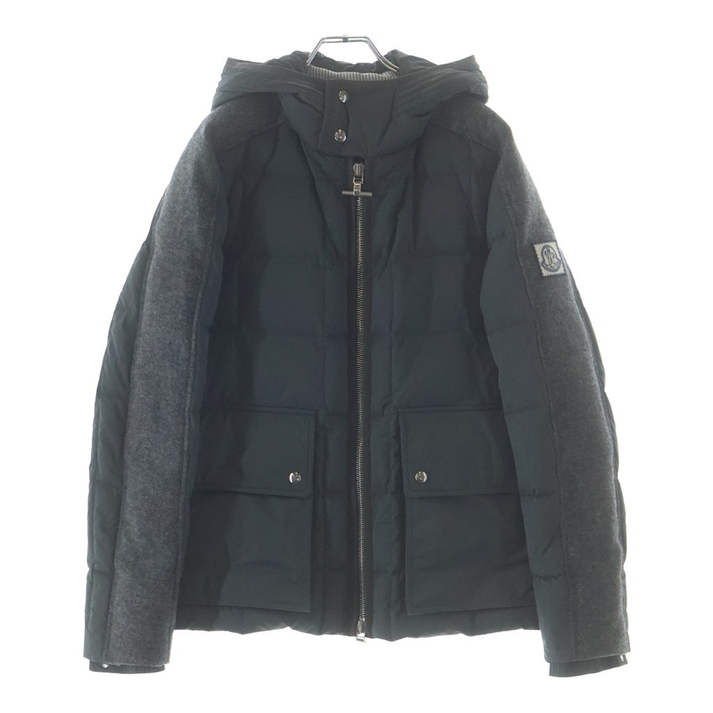 MONCLER GAMME BLEU(モンクレール・ガム・ブルー) ガムブルー ワッペンロゴ ウール切り替え フーデッド ダウンジャケット グレー 223914133280