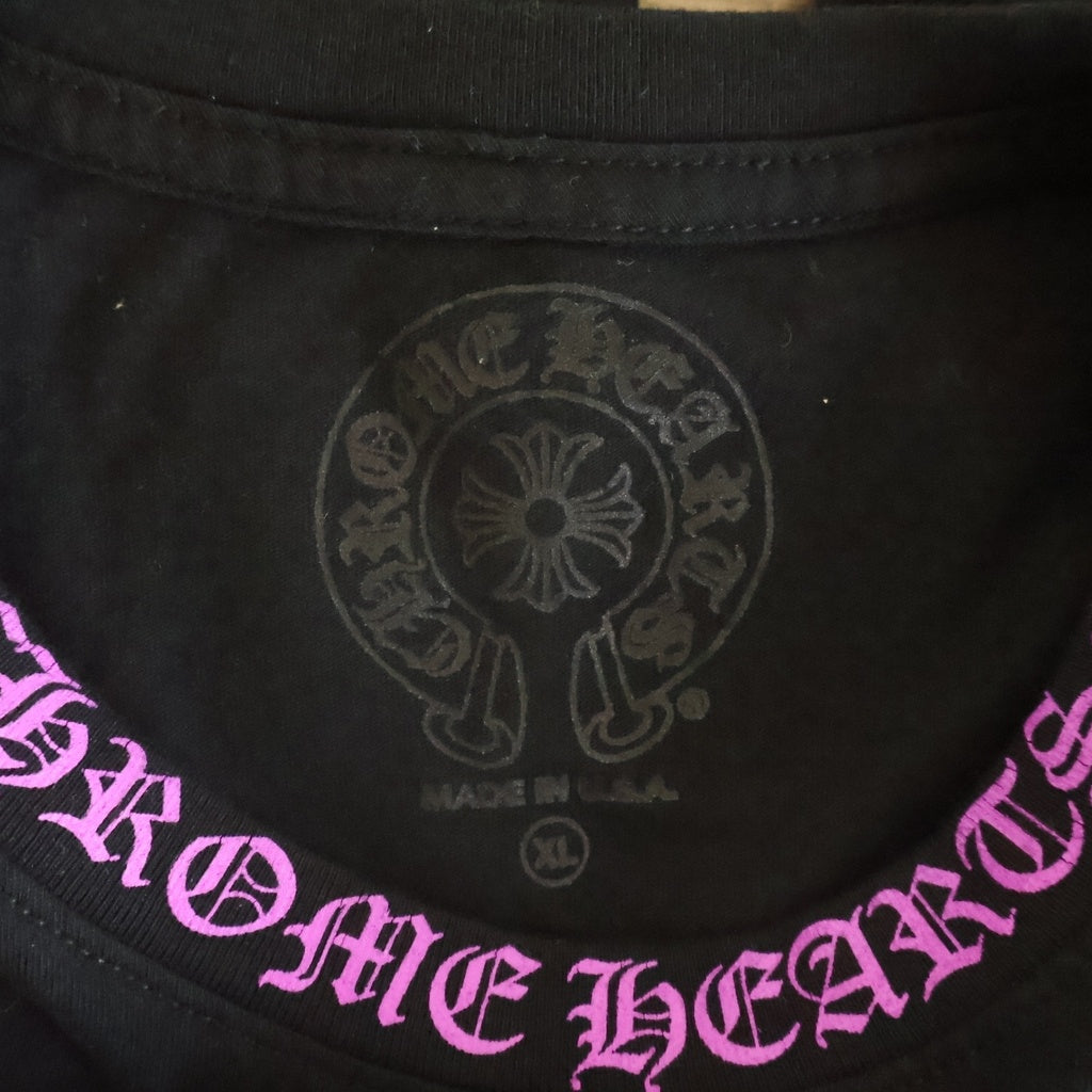 CHROME HEARTS(クロムハーツ) NECK LOGO SS ネックロゴ プリント 半袖Tシャツ カットソー ブラック/パープル
