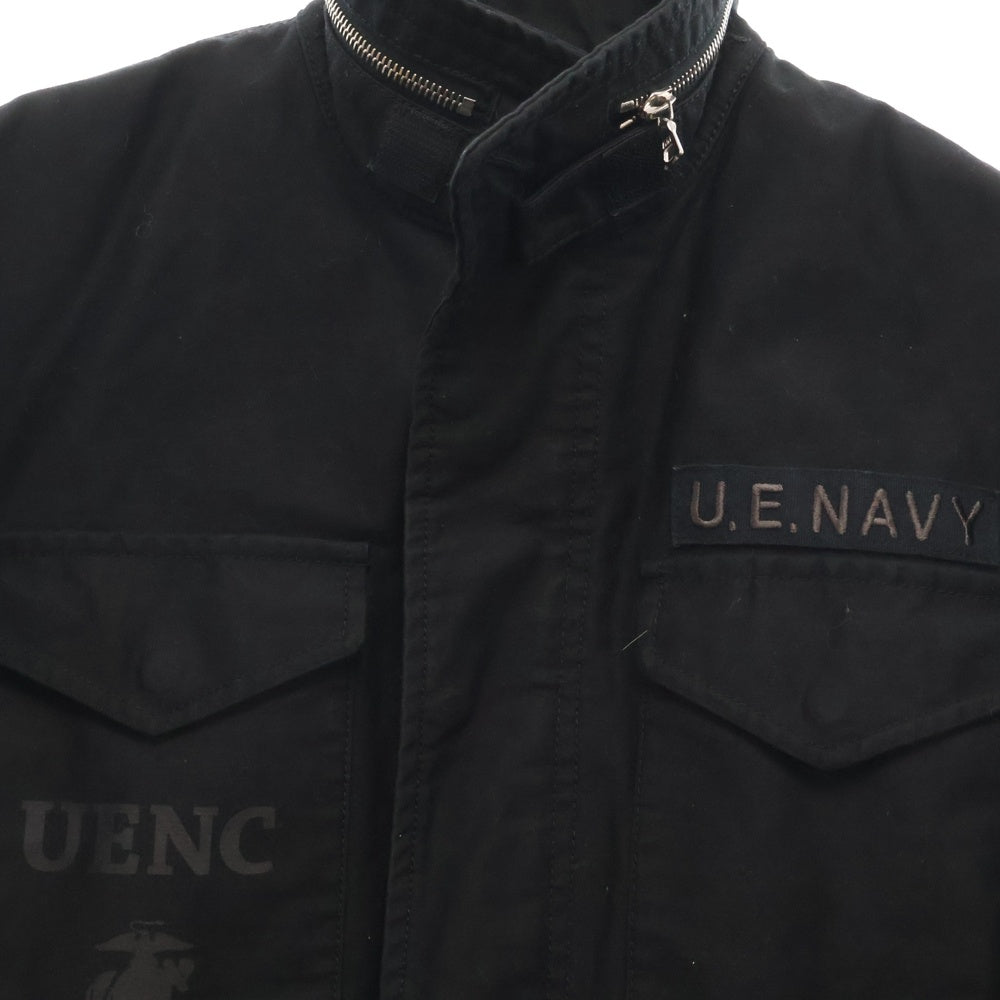 UNIFORM EXPERIMENT(ユニフォームエクスペリメント) バックプリント スタンドカラーブルゾン ミリタリージャケット ブラック UE-101032