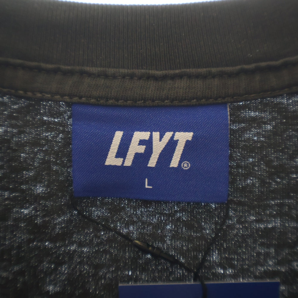 LFYT(エルエフワイティー) ×グラップラー刃牙 VS TEE バキ 範馬勇次郎 花山薫 グラフィックプリント 半袖Tシャツ カットソー ブラック LE230155