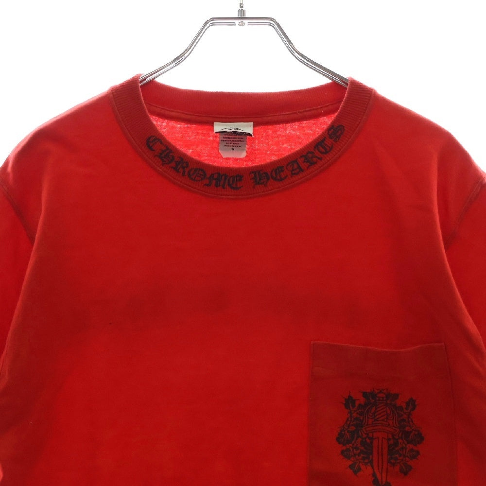 CHROME HEARTS(クロムハーツ) OLD NECK LOGO DAGGER S/S T SHIRT オールド ネックロゴ ダガープリント 半袖 ポケットTシャツ カットソー レッド