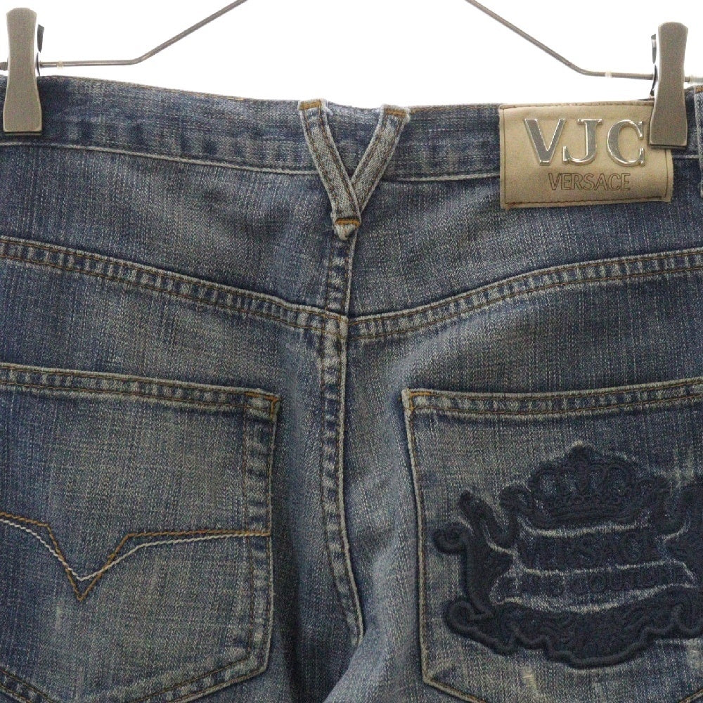 VERSACE(ヴェルサーチ) バックロゴエンブロイダリー ジップフライ ストレート デニムパンツ インディゴ