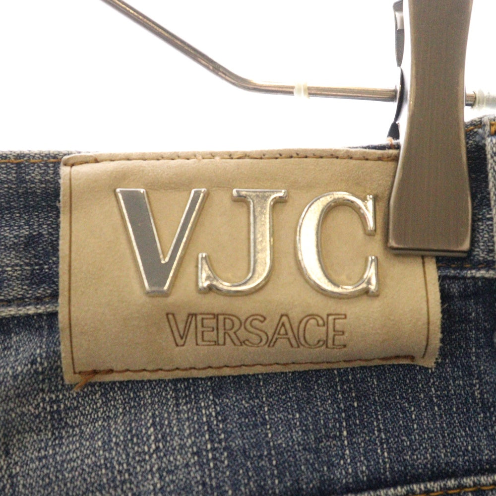VERSACE(ヴェルサーチ) バックロゴエンブロイダリー ジップフライ ストレート デニムパンツ インディゴ