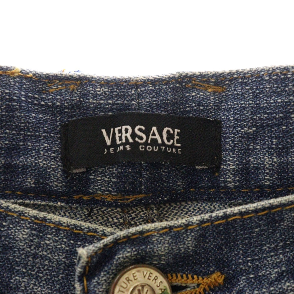 VERSACE(ヴェルサーチ) バックロゴエンブロイダリー ジップフライ ストレート デニムパンツ インディゴ