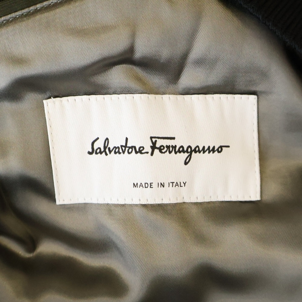 Salvatore Ferragamo(サルヴァトーレ フェラガモ) レザー切替デザイン フロントロゴプレート MA-1タイプ 襟付き フライトジャケット カーキ