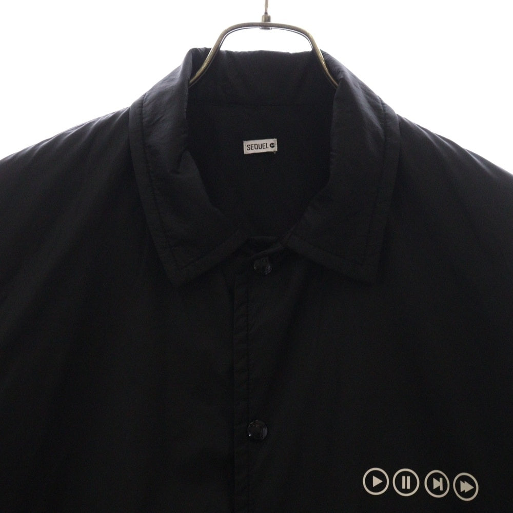 SEQUEL(シークエル) 22AW COACH JACKET ナイロン スピーカー ロゴプリント コーチジャケット ブルゾン ブラック SQ-22AW-JK-08