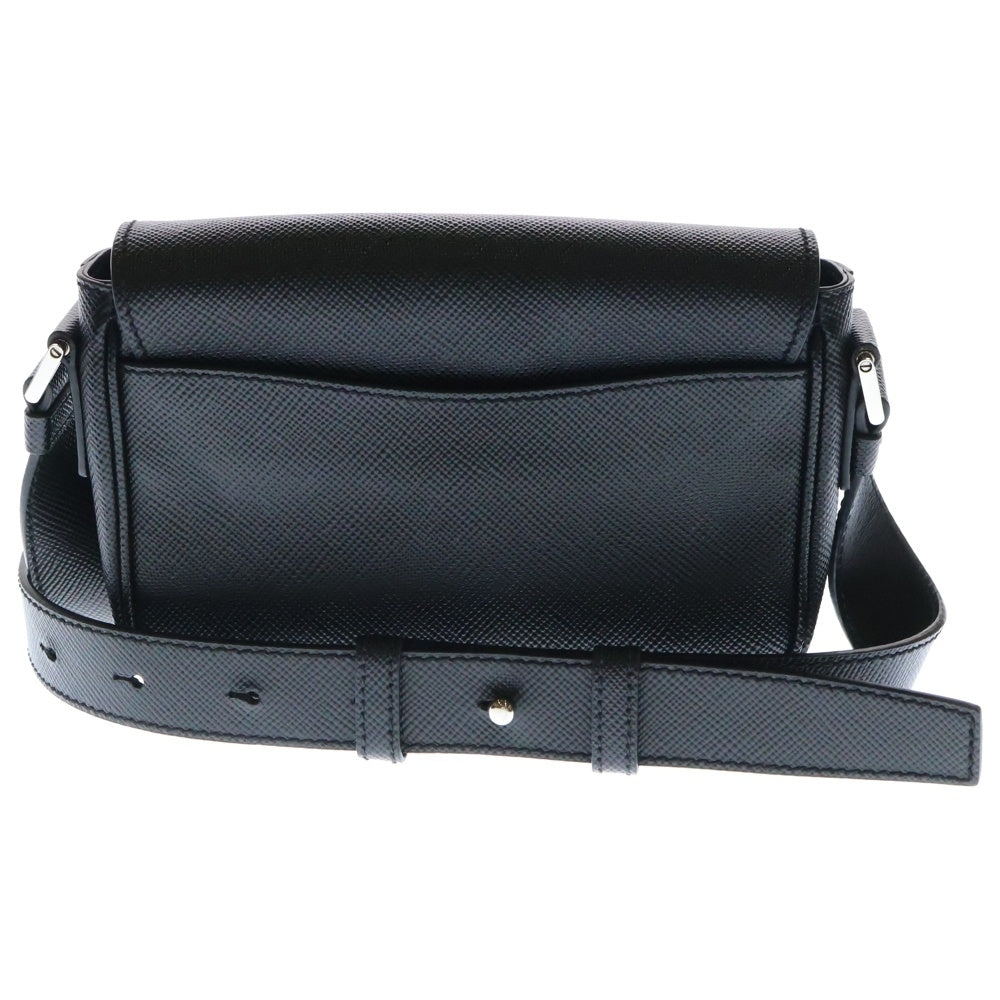 PRADA(プラダ) トライアングルプレート サフィアーノレザー フラップショルダーバッグ 2VD065