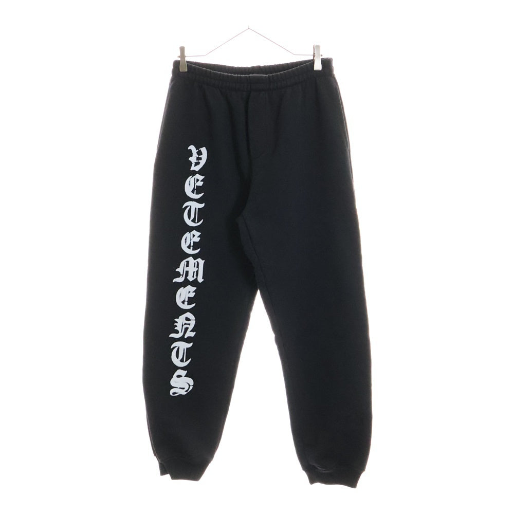VETEMENTS(ヴェトモン) 20AW Gothic Logo Anarchy Sweat Pants ゴシックロゴプリント スウェットパンツ ブラック ME51PA820B