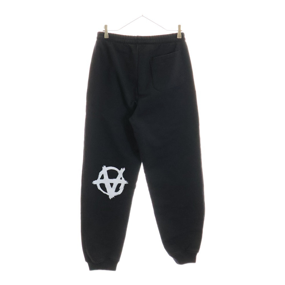 VETEMENTS(ヴェトモン) 20AW Gothic Logo Anarchy Sweat Pants ゴシックロゴプリント スウェットパンツ ブラック ME51PA820B