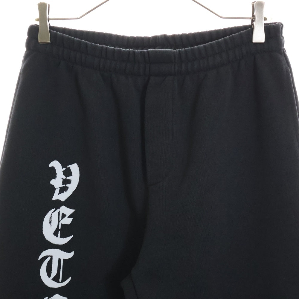 VETEMENTS(ヴェトモン) 20AW Gothic Logo Anarchy Sweat Pants ゴシックロゴプリント スウェットパンツ ブラック ME51PA820B