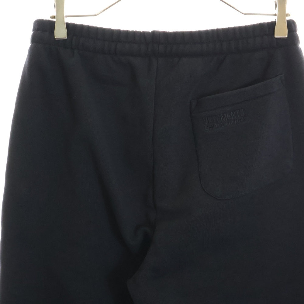 VETEMENTS(ヴェトモン) 20AW Gothic Logo Anarchy Sweat Pants ゴシックロゴプリント スウェットパンツ ブラック ME51PA820B