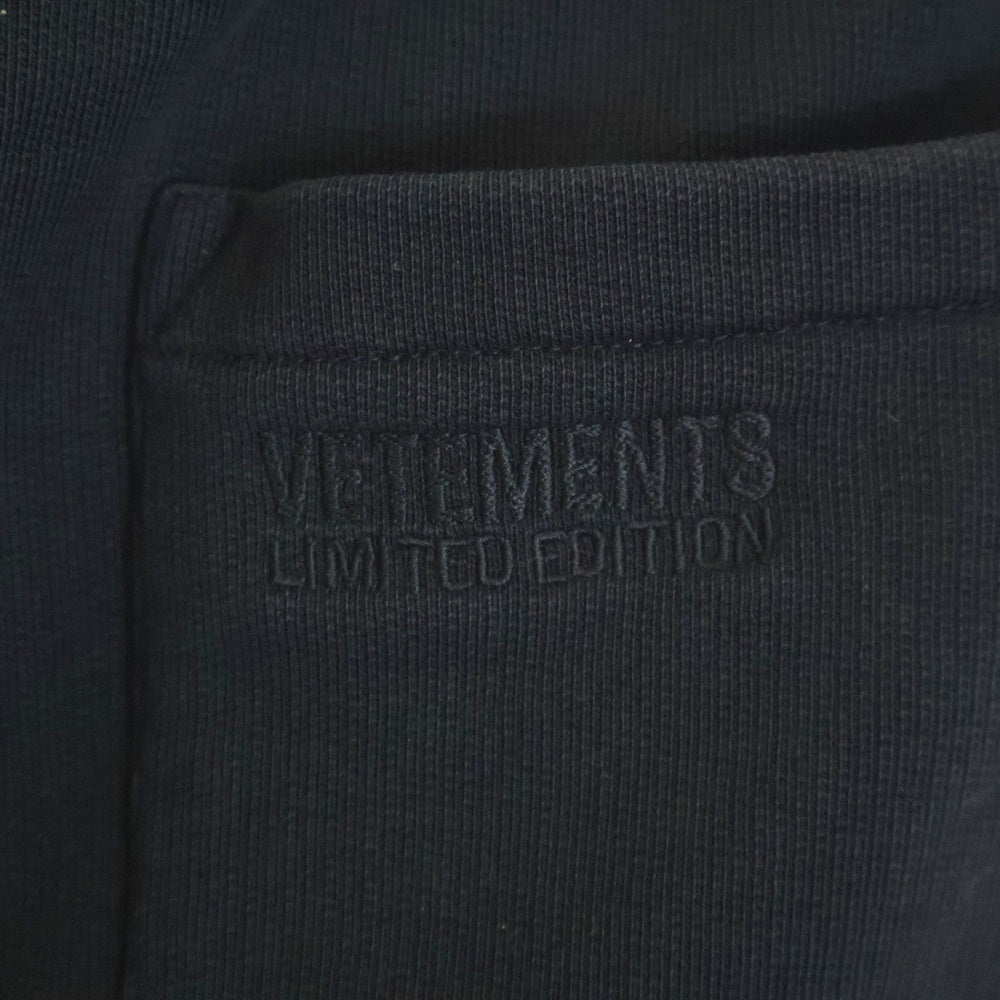 VETEMENTS(ヴェトモン) 20AW Gothic Logo Anarchy Sweat Pants ゴシックロゴプリント スウェットパンツ ブラック ME51PA820B