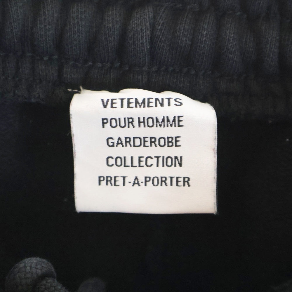 VETEMENTS(ヴェトモン) 20AW Gothic Logo Anarchy Sweat Pants ゴシックロゴプリント スウェットパンツ ブラック ME51PA820B