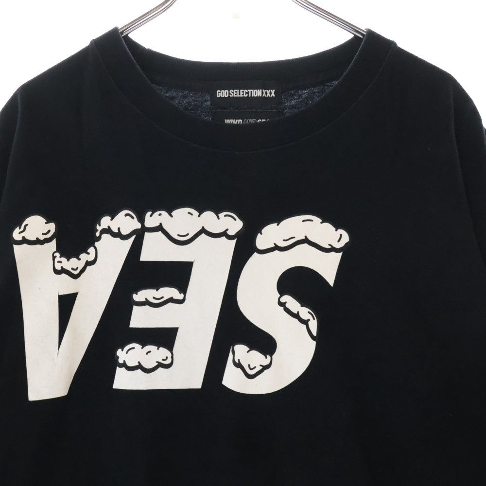 GOD SELECTION XXX(ゴッドセレクショントリプルエックス) ×WIND AND SEA ウィンダンシー ロゴプリントTシャツ 半袖クルーネックカットソー ブラック GX-A22-WSST-02