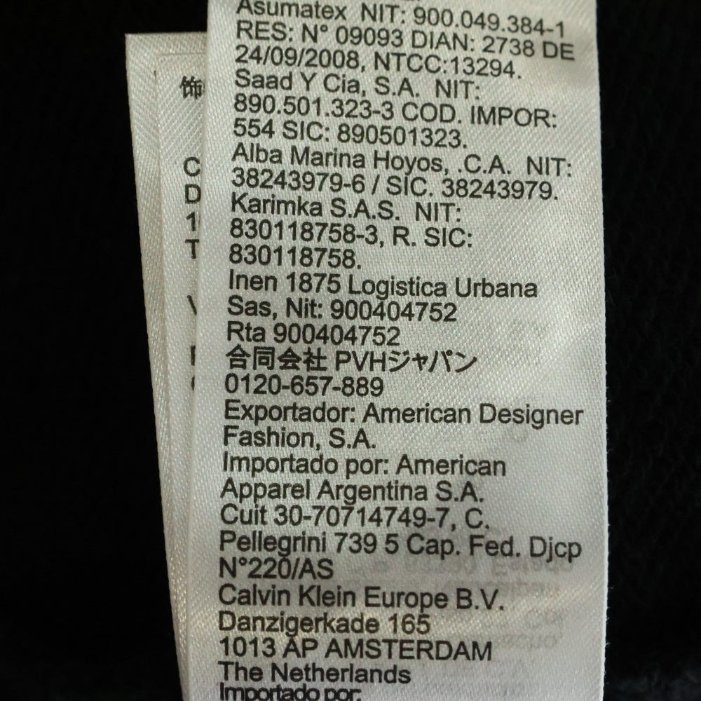 Calvin Klein(カルバンクライン) CK BADGE CREWNECK SWEATSHIRTS ロゴバッジ クルーネック スウェットシャツ ブラック J326966