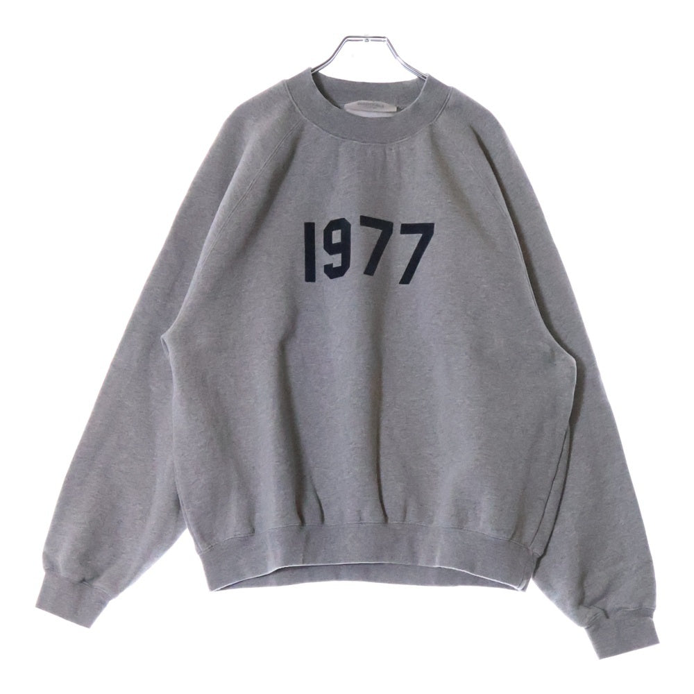 FEAR OF GOD ESSENTIALS(フィアオブゴッド エッセンシャルズ) 22SS 1977 LOGO WNECK フェルトロゴ クルーネックラグランスウェットトレーナー グレー