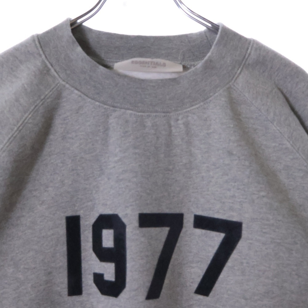 FEAR OF GOD ESSENTIALS(フィアオブゴッド エッセンシャルズ) 22SS 1977 LOGO WNECK フェルトロゴ クルーネックラグランスウェットトレーナー グレー