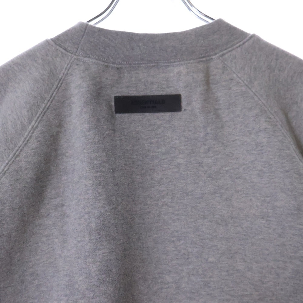 FEAR OF GOD ESSENTIALS(フィアオブゴッド エッセンシャルズ) 22SS 1977 LOGO WNECK フェルトロゴ クルーネックラグランスウェットトレーナー グレー