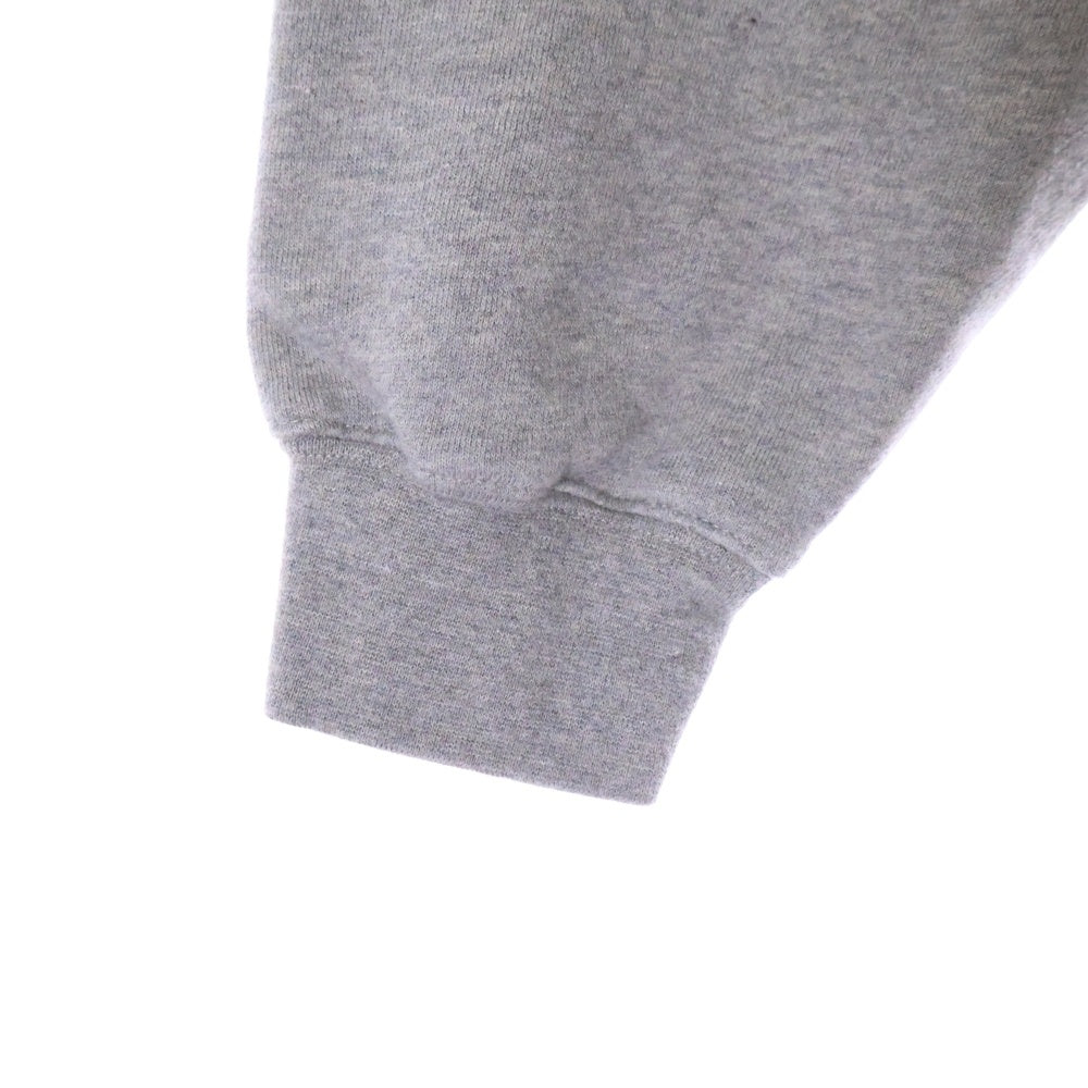 FEAR OF GOD ESSENTIALS(フィアオブゴッド エッセンシャルズ) 22SS 1977 LOGO WNECK フェルトロゴ クルーネックラグランスウェットトレーナー グレー
