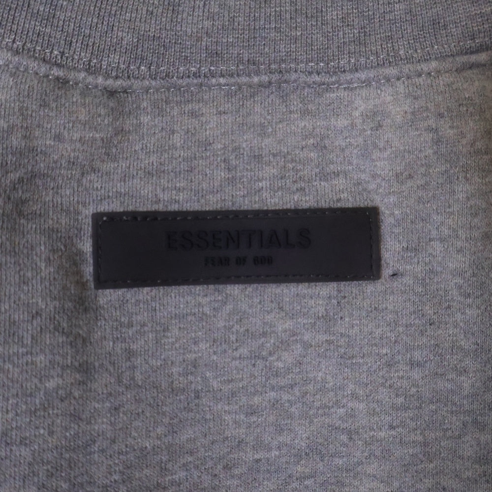 FEAR OF GOD ESSENTIALS(フィアオブゴッド エッセンシャルズ) 22SS 1977 LOGO WNECK フェルトロゴ クルーネックラグランスウェットトレーナー グレー