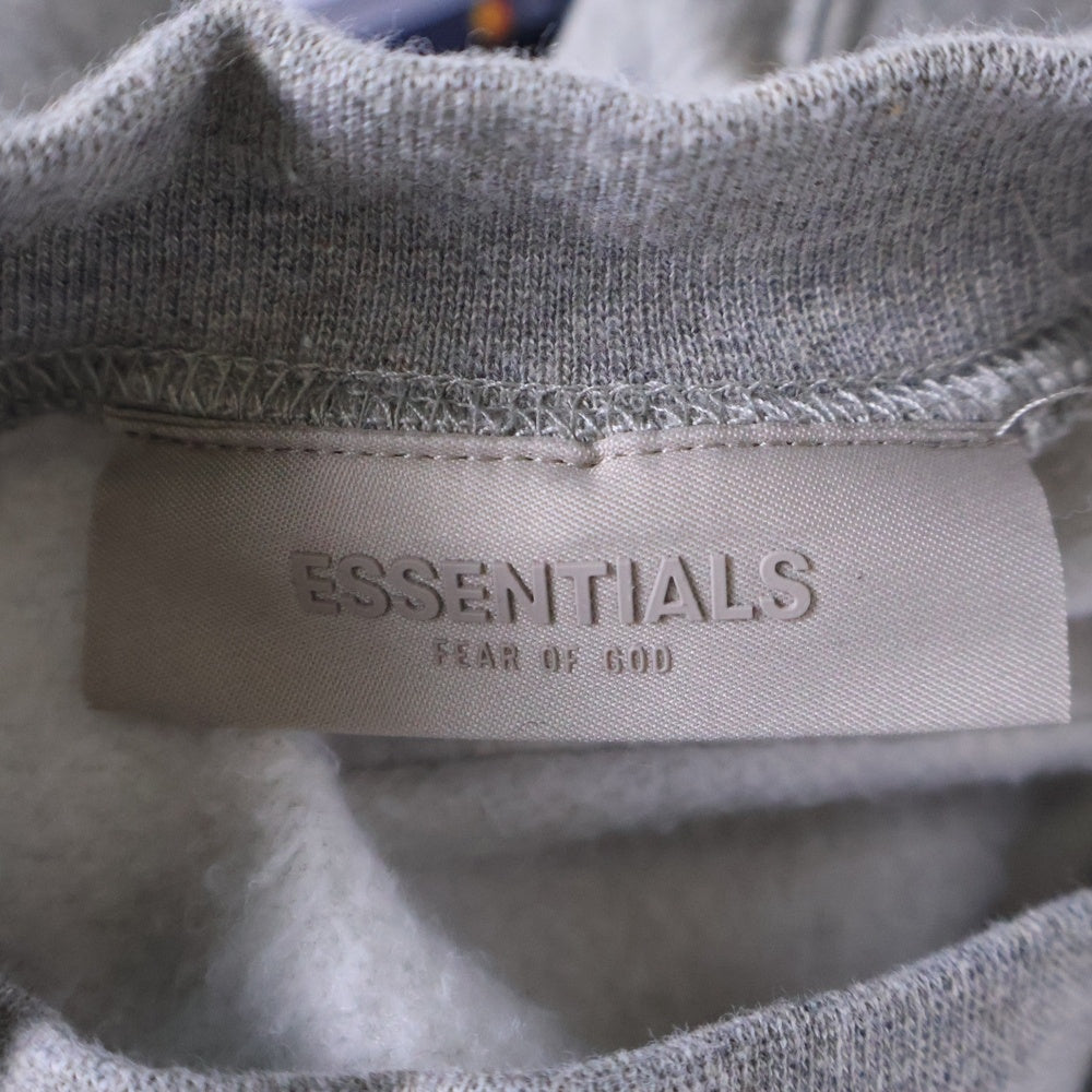 FEAR OF GOD ESSENTIALS(フィアオブゴッド エッセンシャルズ) 22SS 1977 LOGO WNECK フェルトロゴ クルーネックラグランスウェットトレーナー グレー