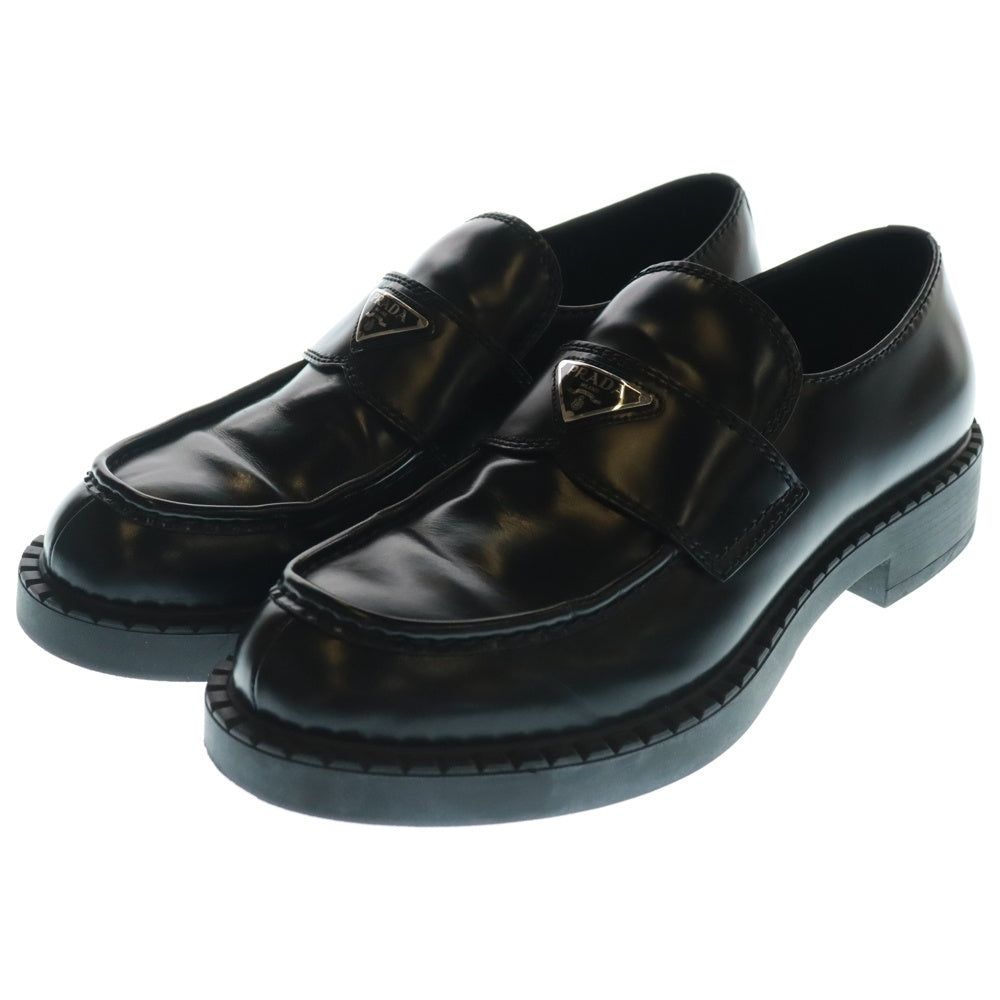 PRADA(プラダ) トライアングルロゴプレート ブラッシュドレザー ローファー ブラック 2DE127