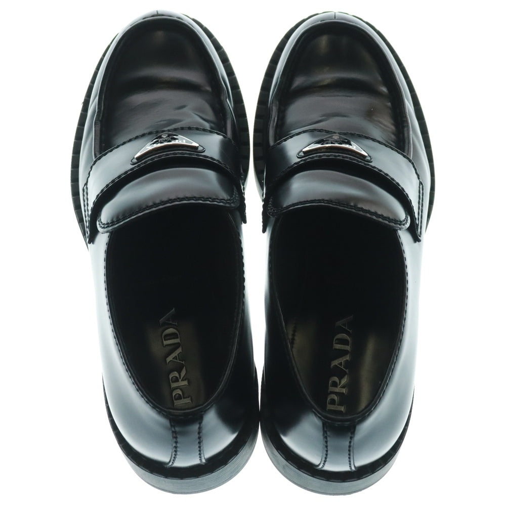 PRADA(プラダ) トライアングルロゴプレート ブラッシュドレザー ローファー ブラック 2DE127