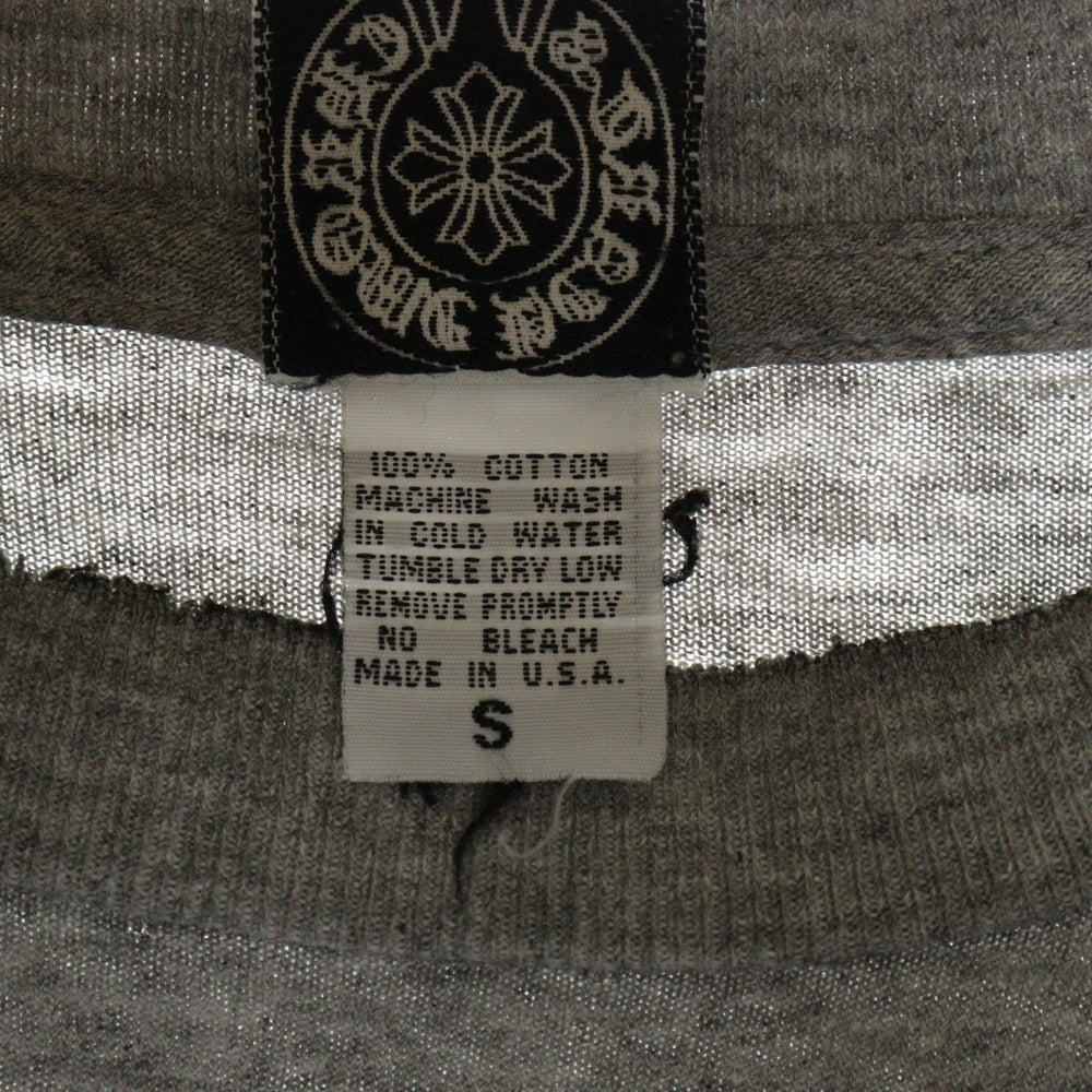 CHROME HEARTS(クロムハーツ) OLD CEMETARY CROSS L/S TEE オールド セメタリークロス ロゴプリント 長袖ポケットTシャツ カットソー グレー