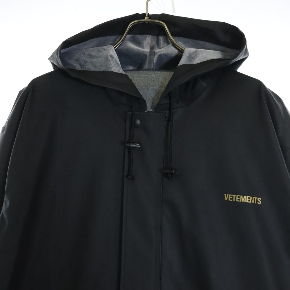 VETEMENTS(ヴェトモン) 17AW LOGO PRINTED LONG RAIN COAT ロゴプリント ロング レインコート ブラック WAH18JA24