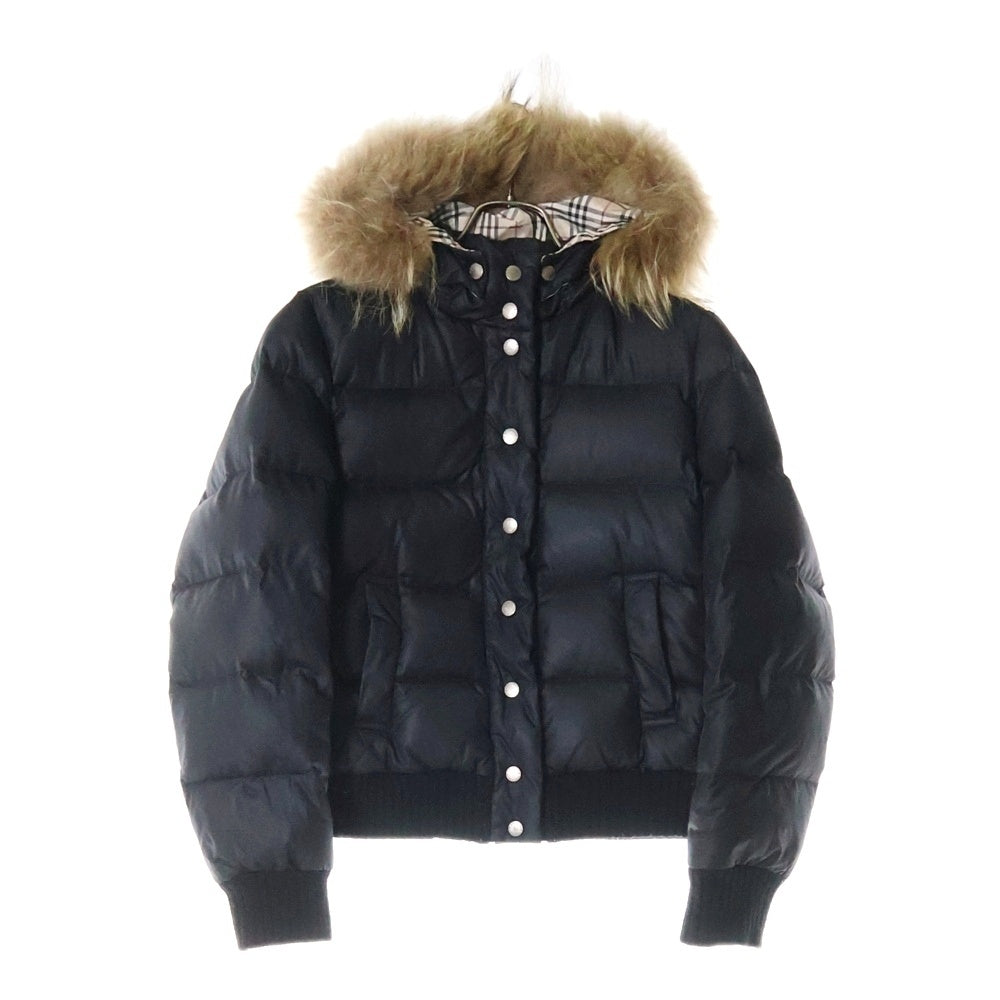 BURBERRY BLUE LABEL(バーバリーブルーレーベル) 裏地ノバチェック ラクーンファー ボタンダウン フーデット ダウンジャケット ブラック FCF25-528-09