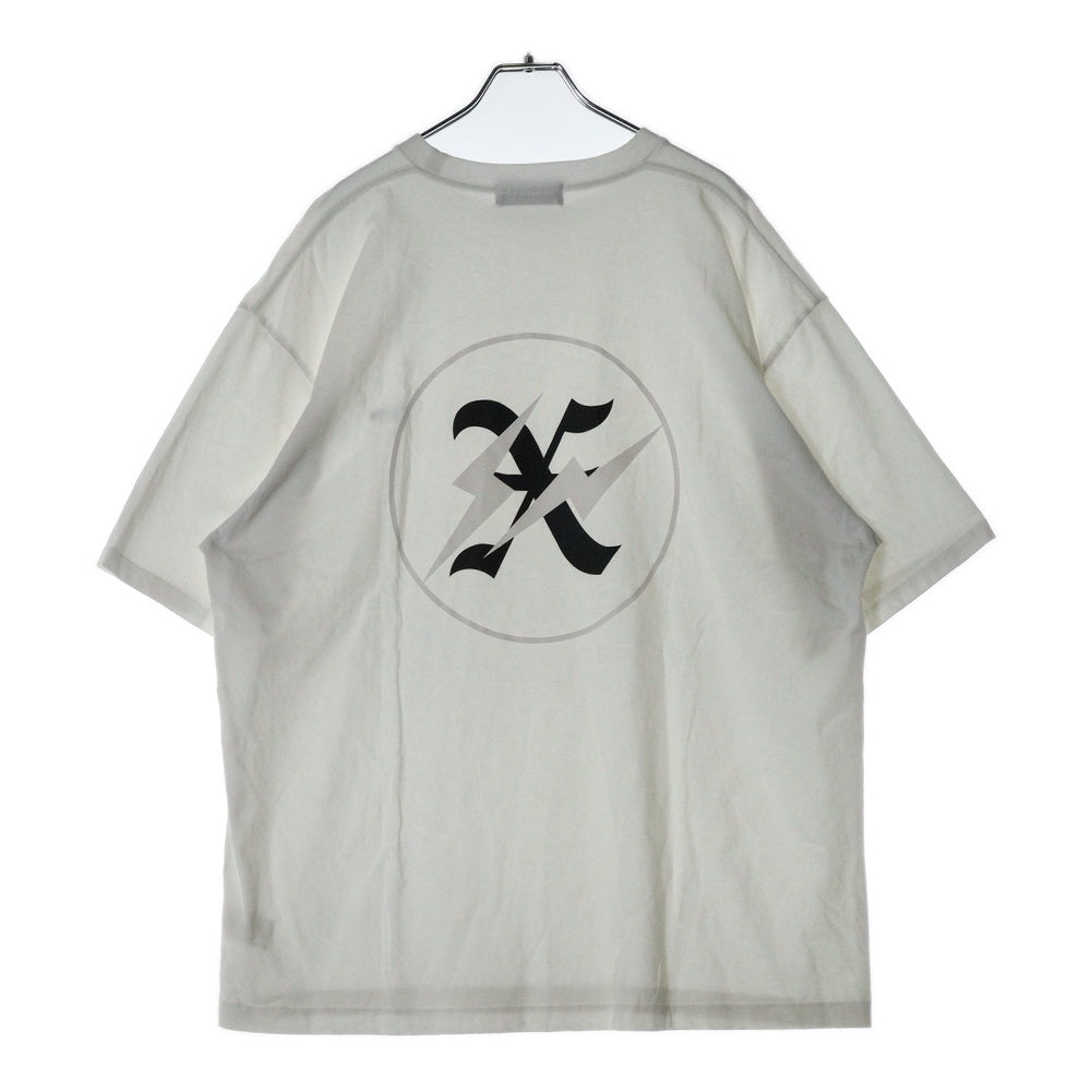 GOD SELECTION XXX(ゴッドセレクショントリプルエックス) ×FRAGMENT DESIGN THE X ANNIV TEE フラグメントデザイン ロゴワッペン プリント クルーネック 半袖 Tシャツ カットソー ホワイト