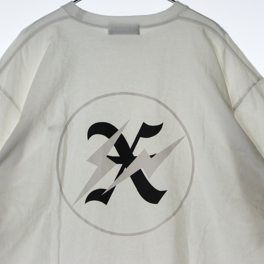 GOD SELECTION XXX(ゴッドセレクショントリプルエックス) ×FRAGMENT DESIGN THE X ANNIV TEE フラグメントデザイン ロゴワッペン プリント クルーネック 半袖 Tシャツ カットソー ホワイト